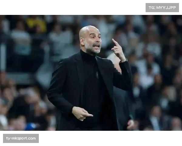 特写:训练场上,瓜迪奥拉亲自示范如何捕捉肋部空当接球